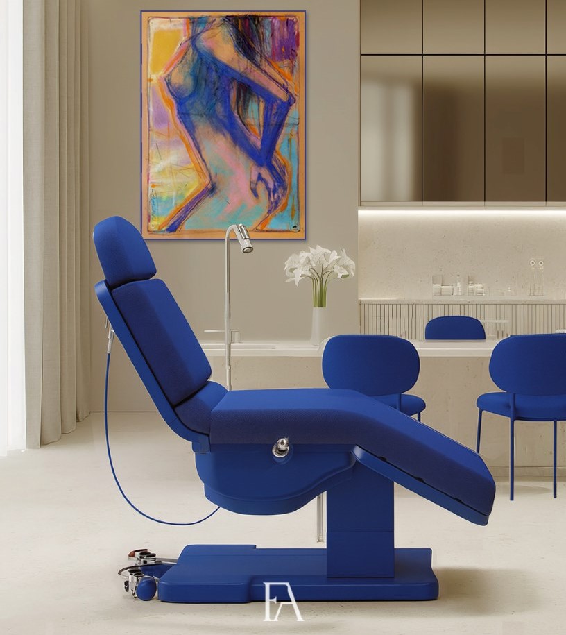Cabinet de soins esthétiques haut de gamme avec un fauteuil médical bleu roi et une décoration épurée.