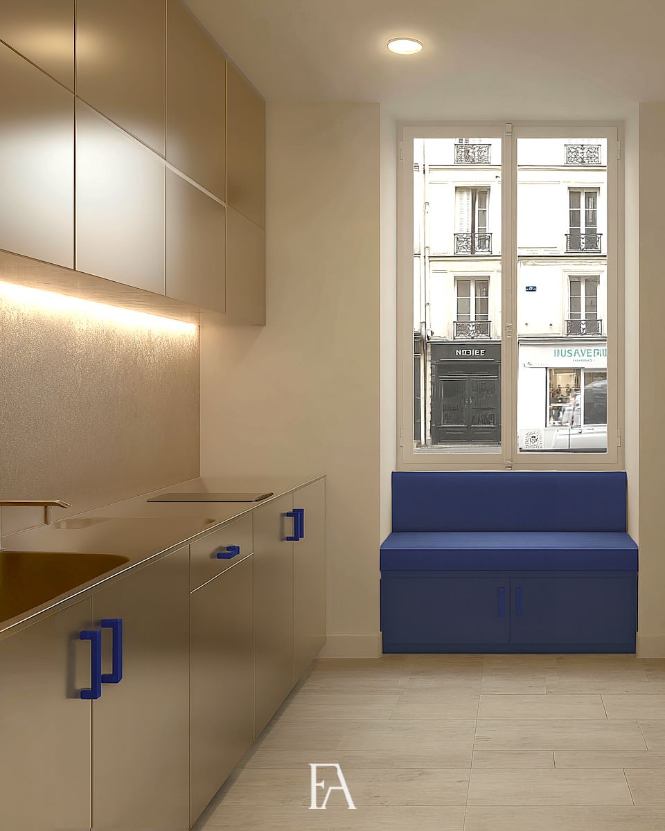 Aménagement optimisé d'une cabinet parisienne avec kitchenette sur-mesure, éclairage LED et canapé bleu.