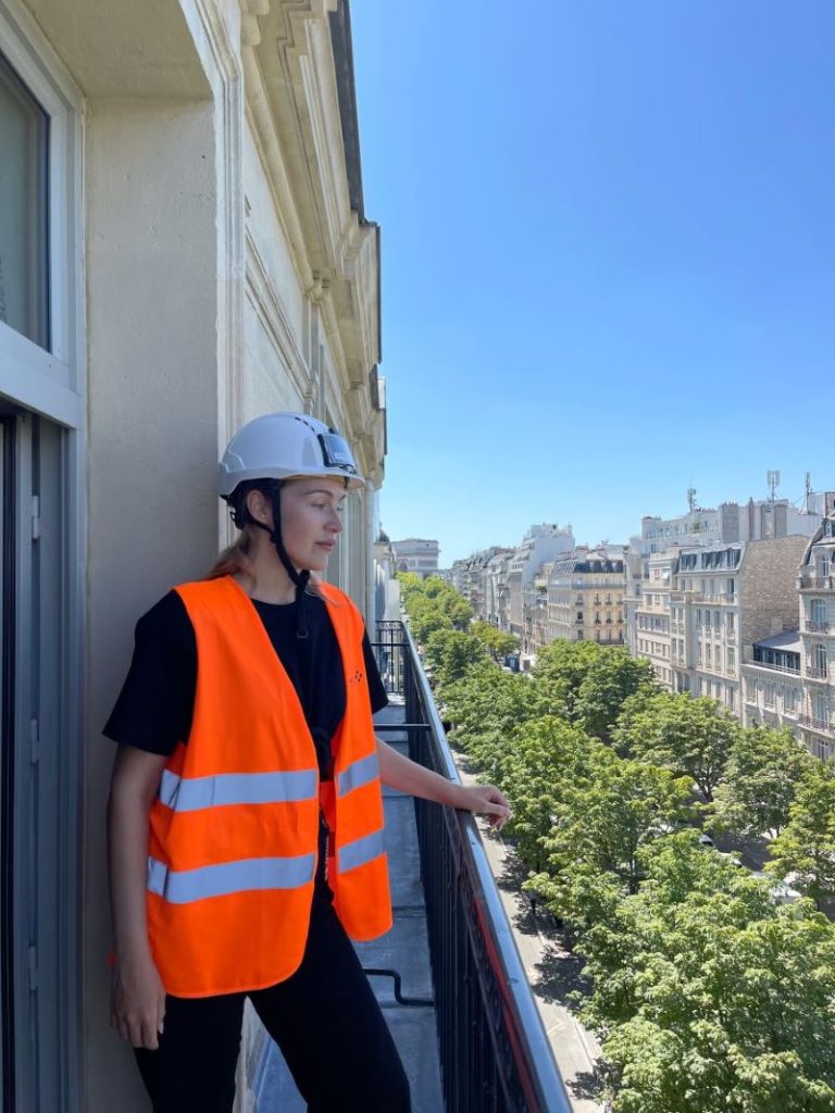 Le suivi de grands chantiers consiste à vérifier régulièrement la conformité des travaux avec le projet