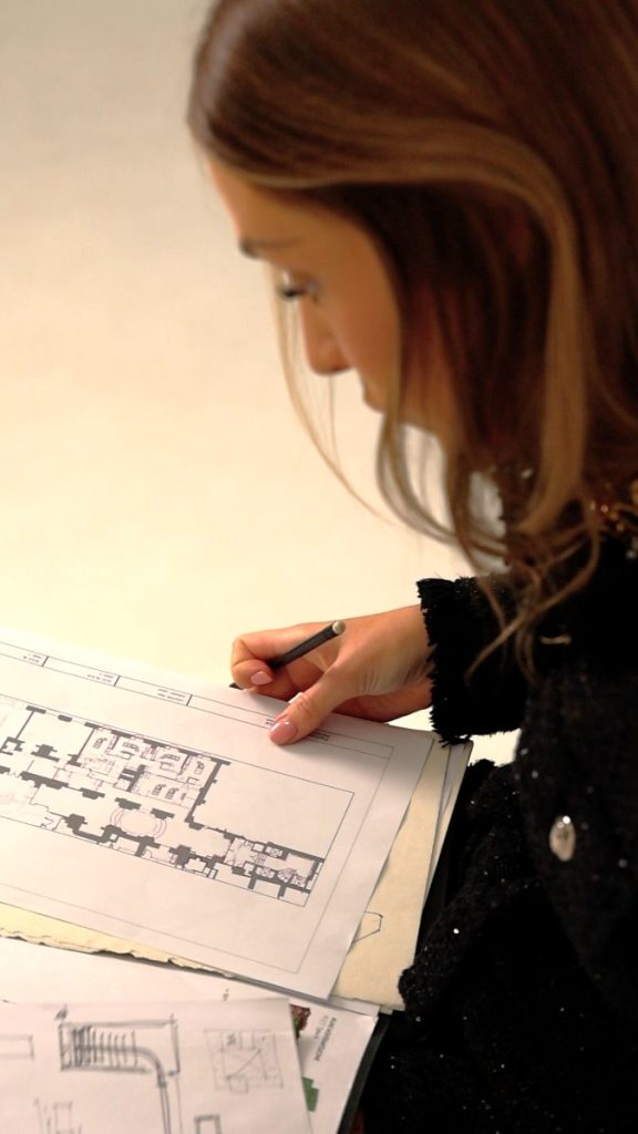Gros plan sur le travail de création et le dessin technique d'un plan d'appartement par Berenika Furgal.
