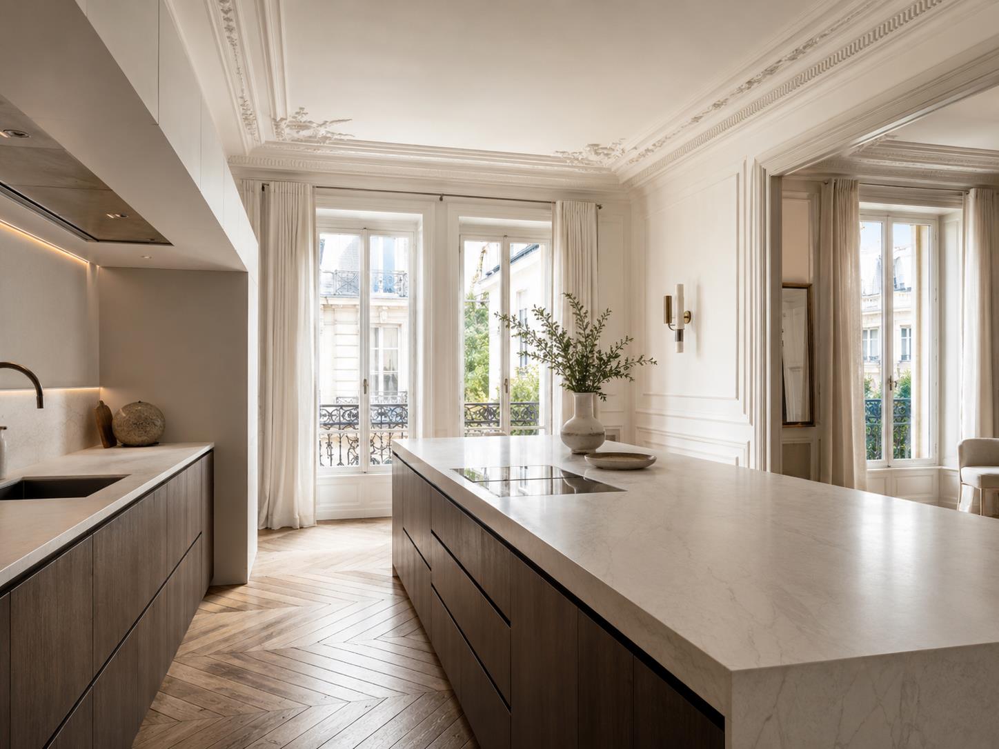 Cuisine luxe avec îlot central en céramique grand format design minimaliste