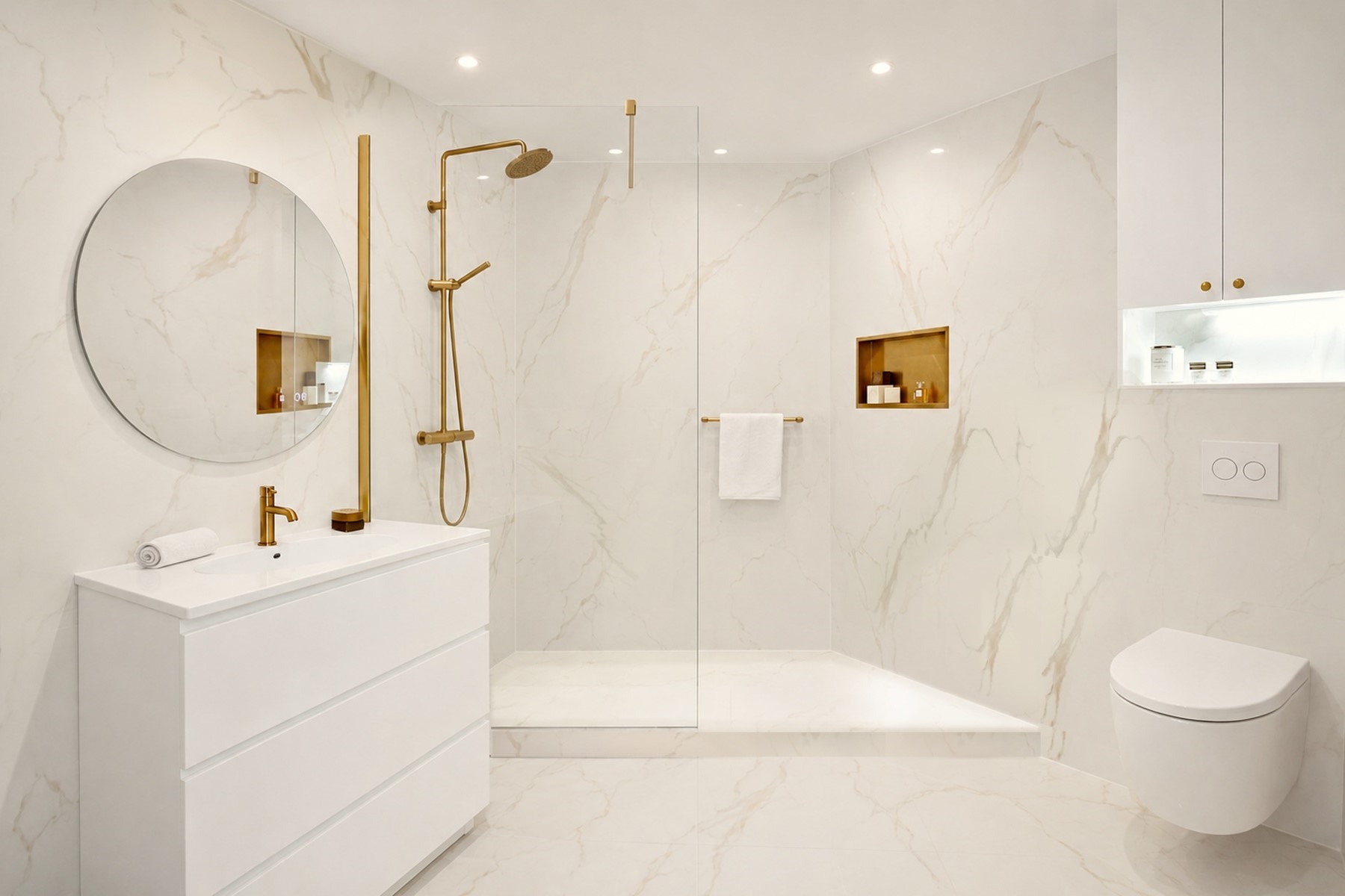 Douche à l'italienne haut de gamme en marbre blanc avec robinetterie dorée – design par Furgal Architecture.